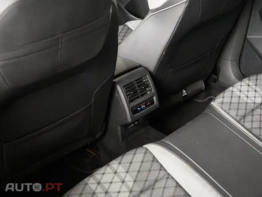 Volkswagen Golf 1.5 eTSI R-Line DSG