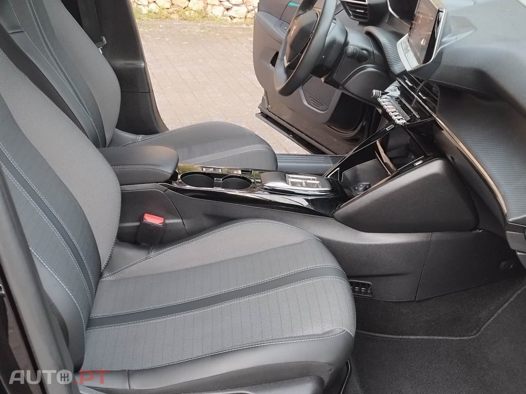 Peugeot E-2008 50 kWh Allure