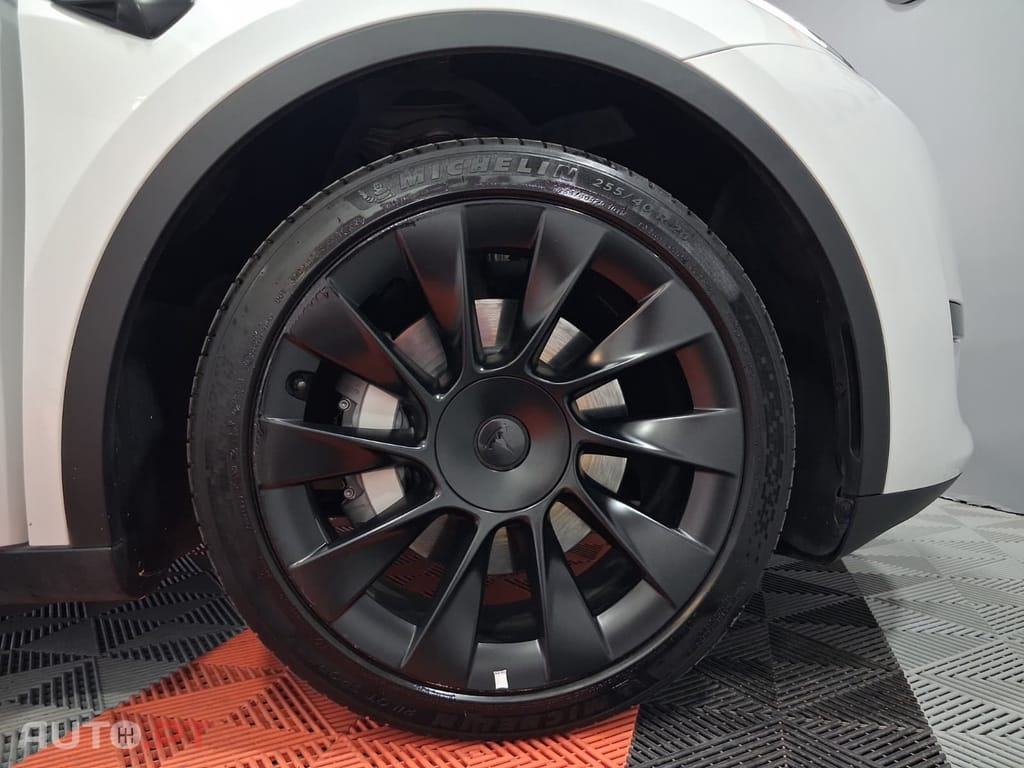 Tesla Model Y Standard RWD