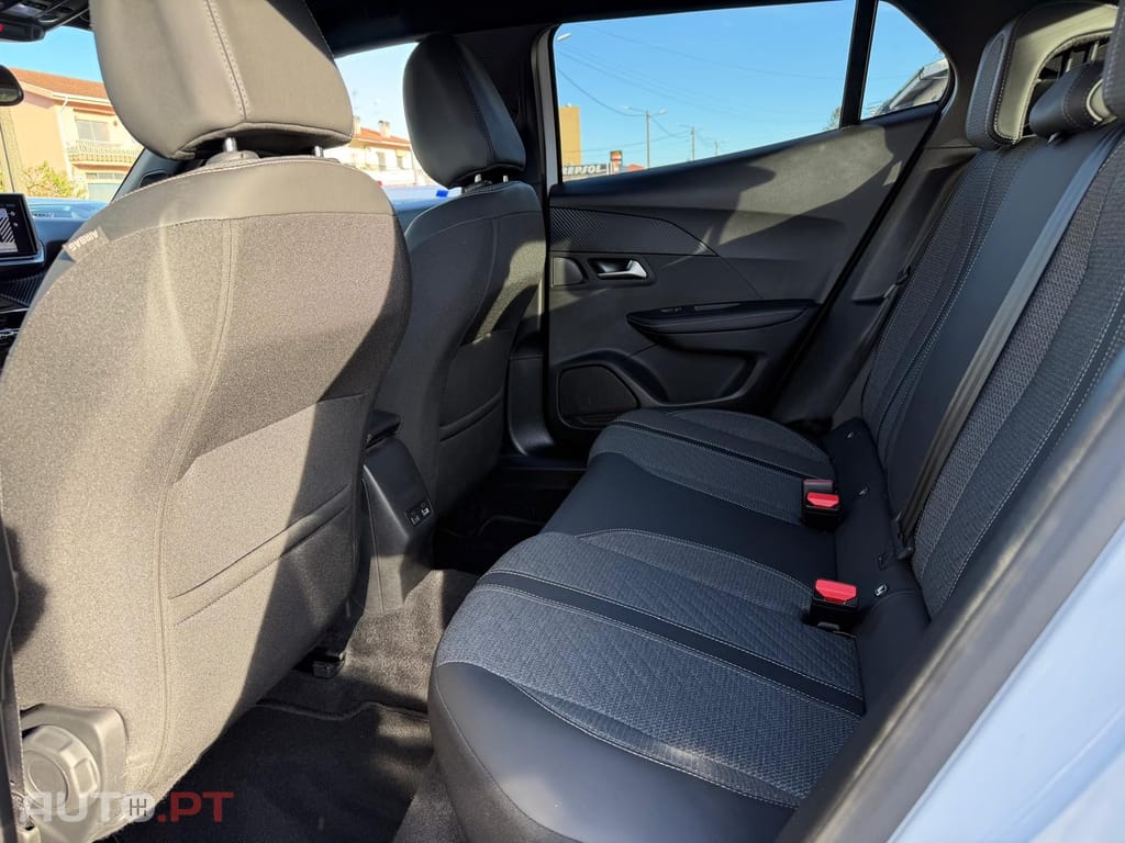 Peugeot 2008 1.2 Hybrid Allure e-DCS6