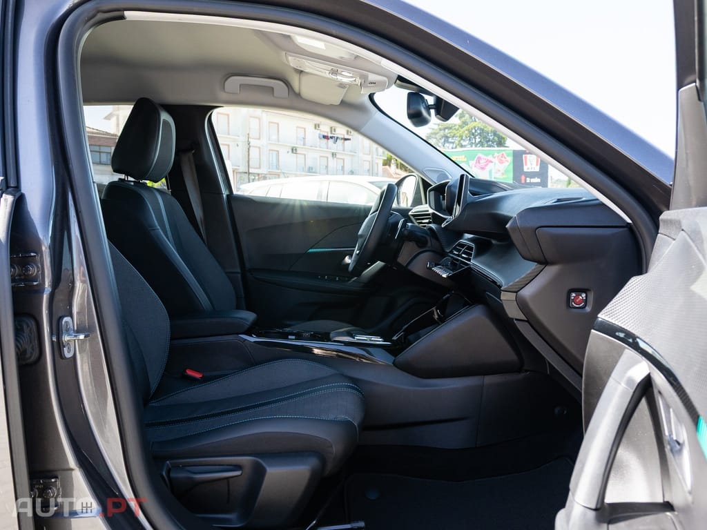 Peugeot 2008 1.2 PureTech Allure EAT8