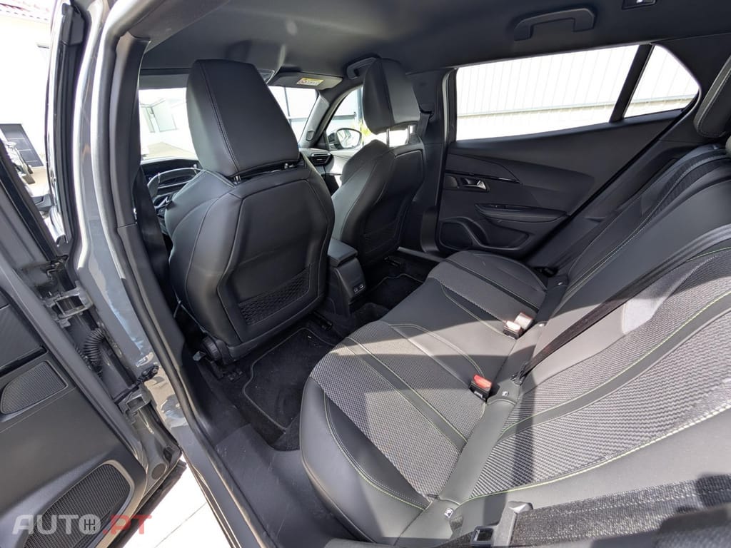 Peugeot E-2008 54 kWh GT