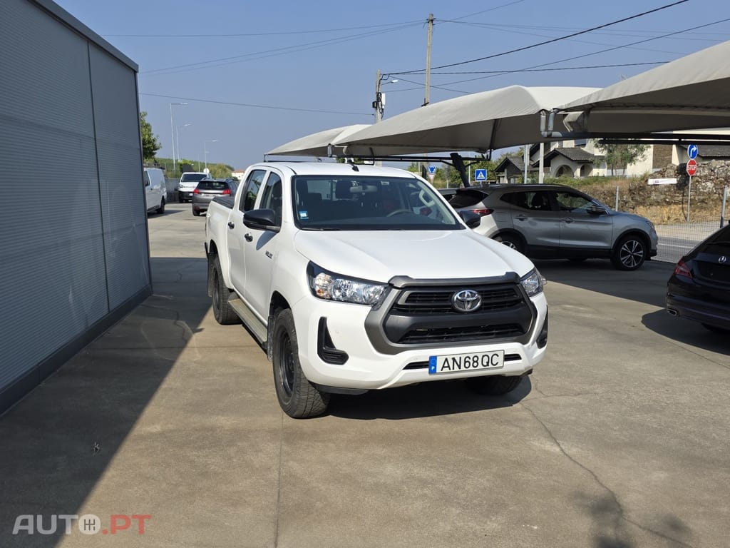Toyota Hilux 2.4 D-4D 4WD CD CM — fotografia 3