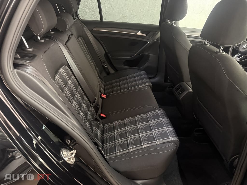 Volkswagen Golf 2.0 TDi GTD — fotografia 12