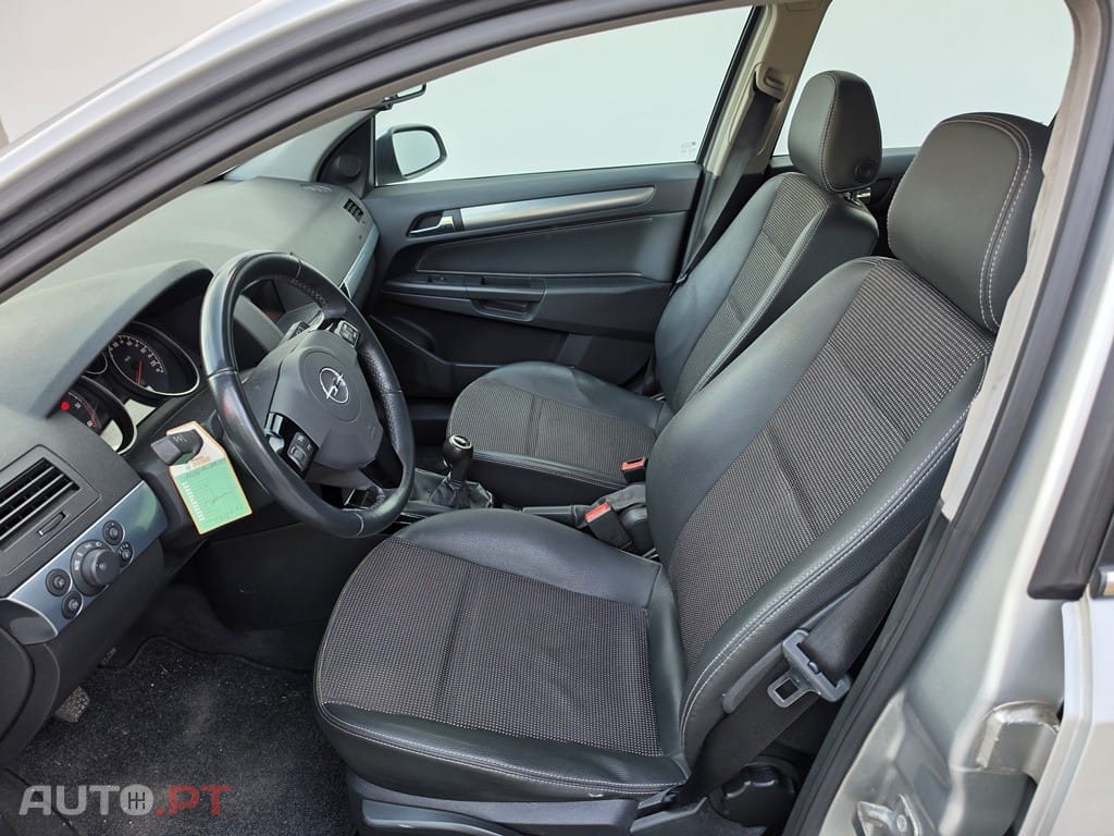 Opel Astra 1.7 CDTi Executive — fotografia 7