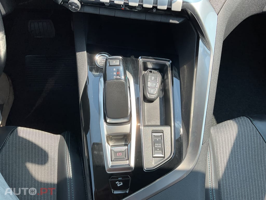 Peugeot 3008 1.6 Hybrid4 Allure e-EAT8