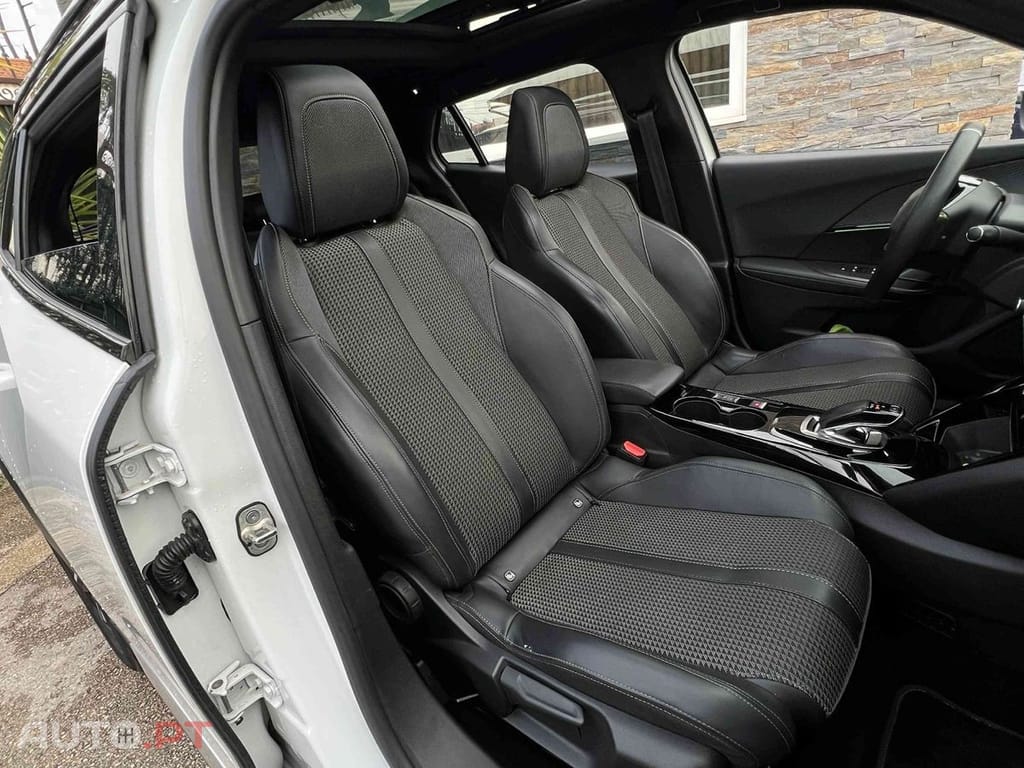 Peugeot E-2008 50 kWh GT Line - 310kms Aut