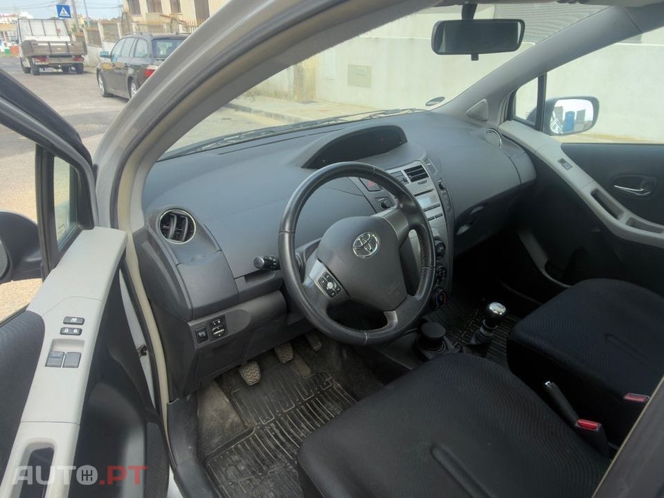 Toyota Yaris 1.4 D-4D Comfort+AC+VSC — fotografia 3