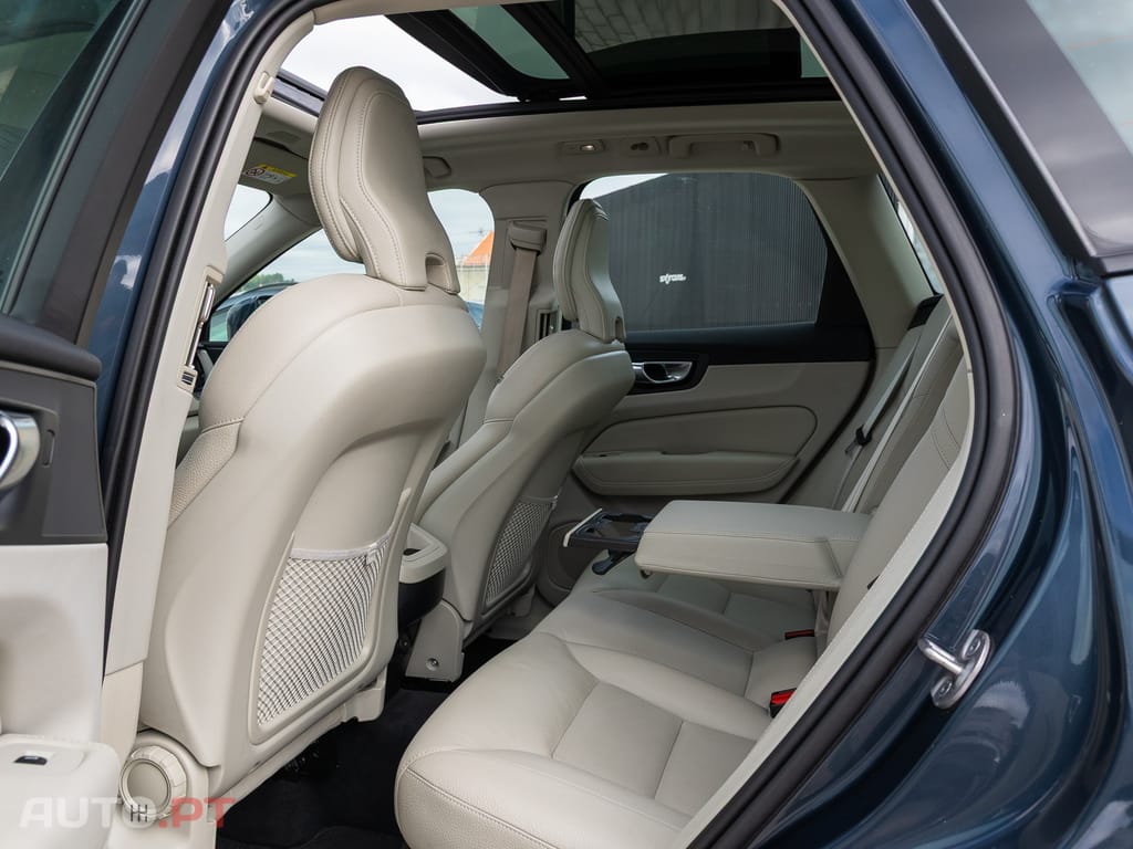 Volvo XC 60 2.0 B4 Momentum — fotografia 14