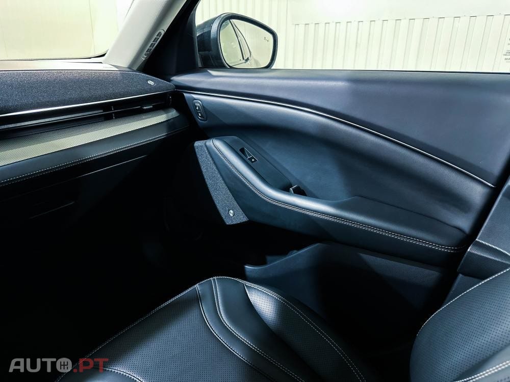 Ford Mustang Mach-E 75.7 kWh Base