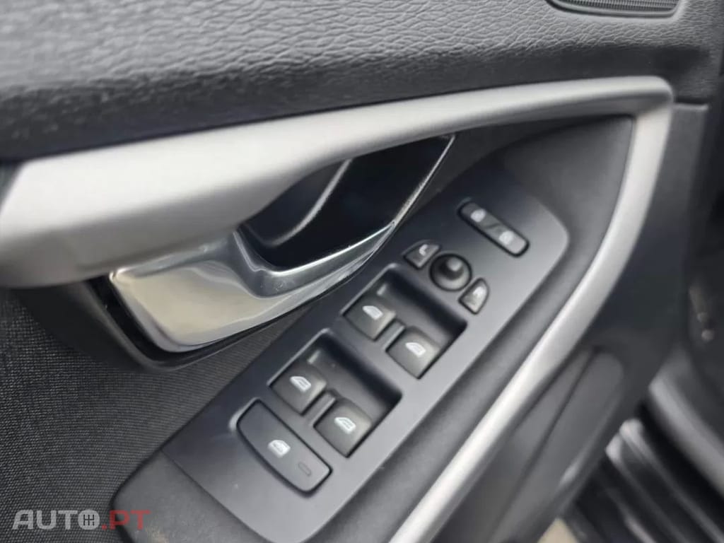 Volvo V40 2.0 D2 Kinetic Eco — fotografia 12