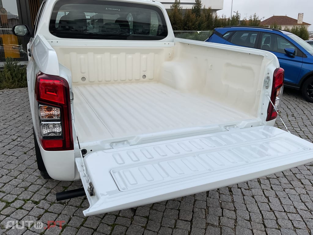 Mitsubishi L200 2.3 DI-D CD Invite Strakar Look 4WD