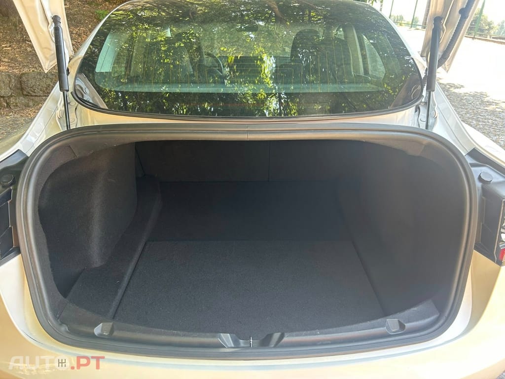 Tesla Model 3 SR Plus