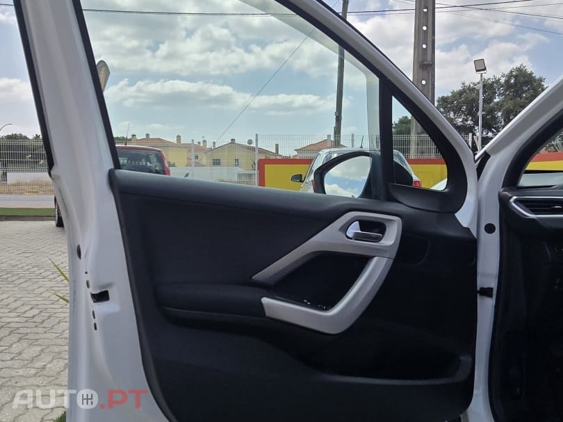 Peugeot 2008 1.2 PureTech Allure — fotografia 11