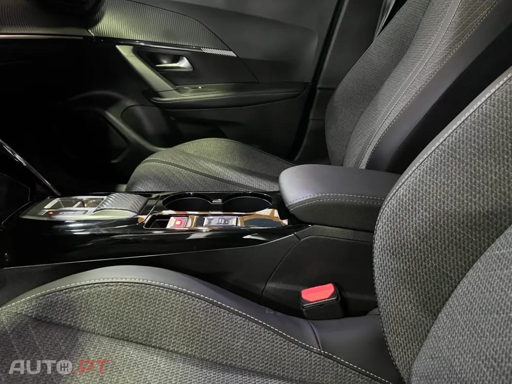 Peugeot 2008 1.2 Hybrid Allure e-DCS6