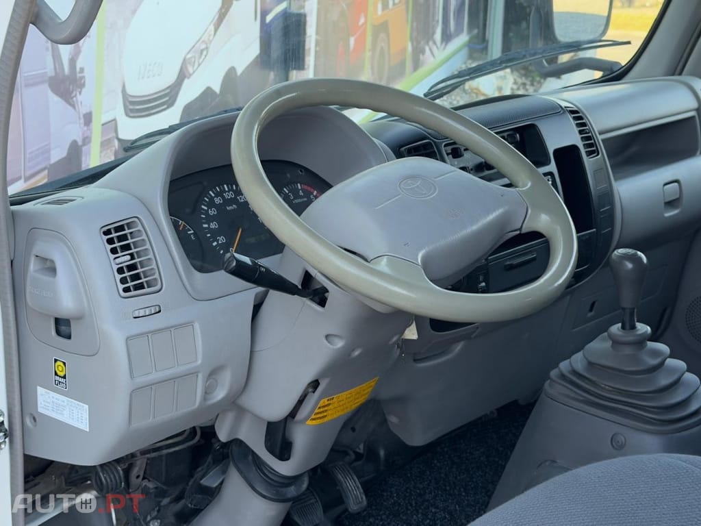 Toyota Dyna 3.0 D4D CABINE DUPLA