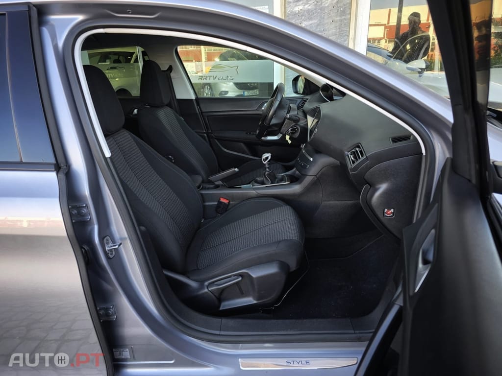 Peugeot 308 1.5 BlueHDi Style J17