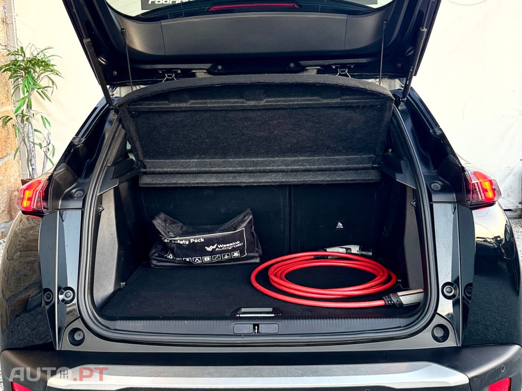 Peugeot E-2008 50 kWh Allure Pack - IVA Dedutivel !!!