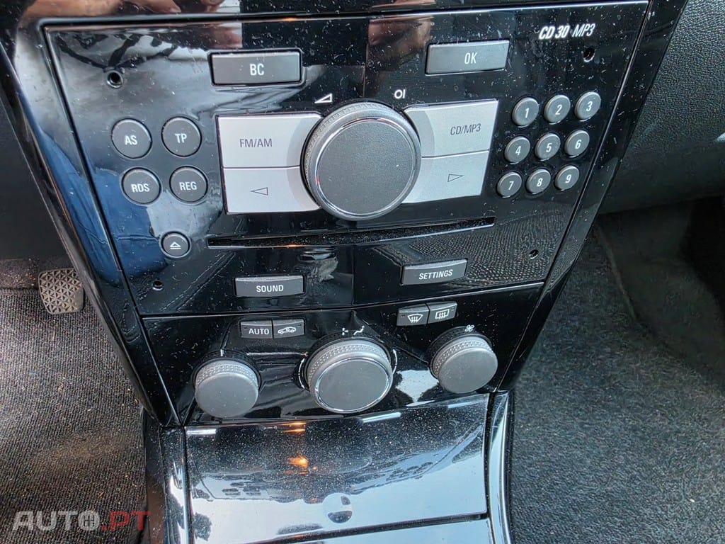 Opel Astra 1.7 CDTi Executive — fotografia 13