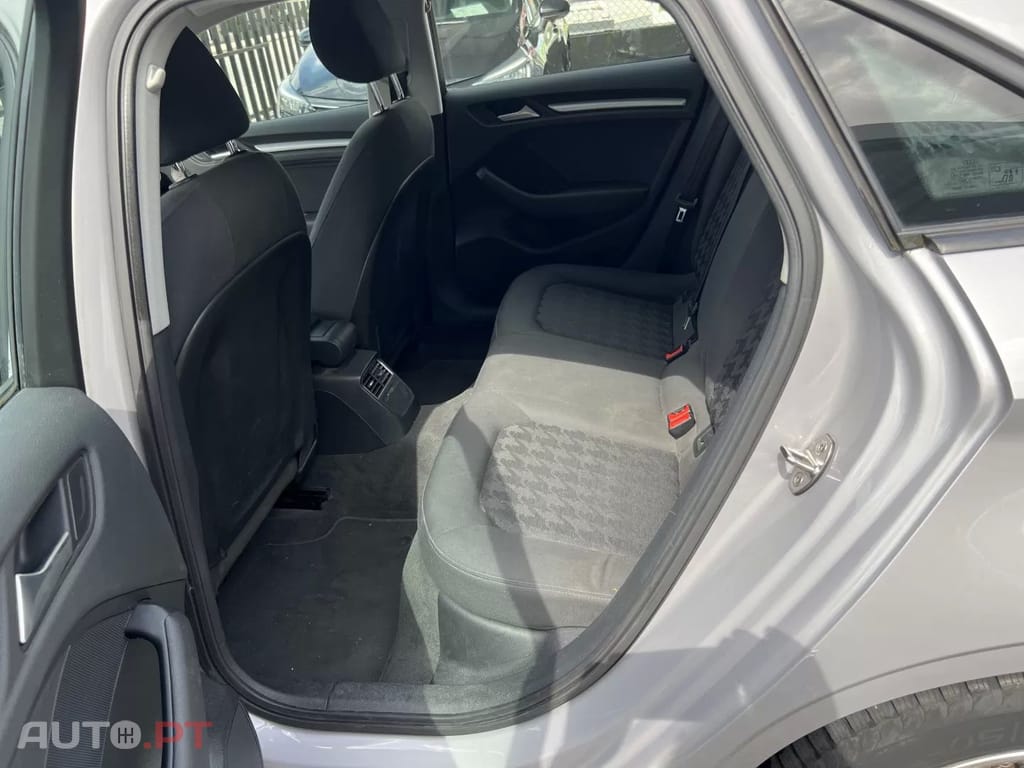 Audi A3 1.6 TDI (clean diesel) Ambiente — fotografia 10