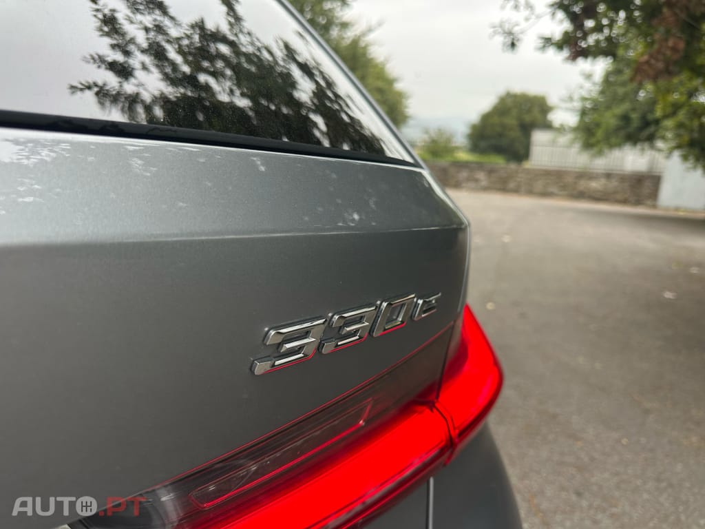 BMW 330 e Touring Pack Desportivo M Auto