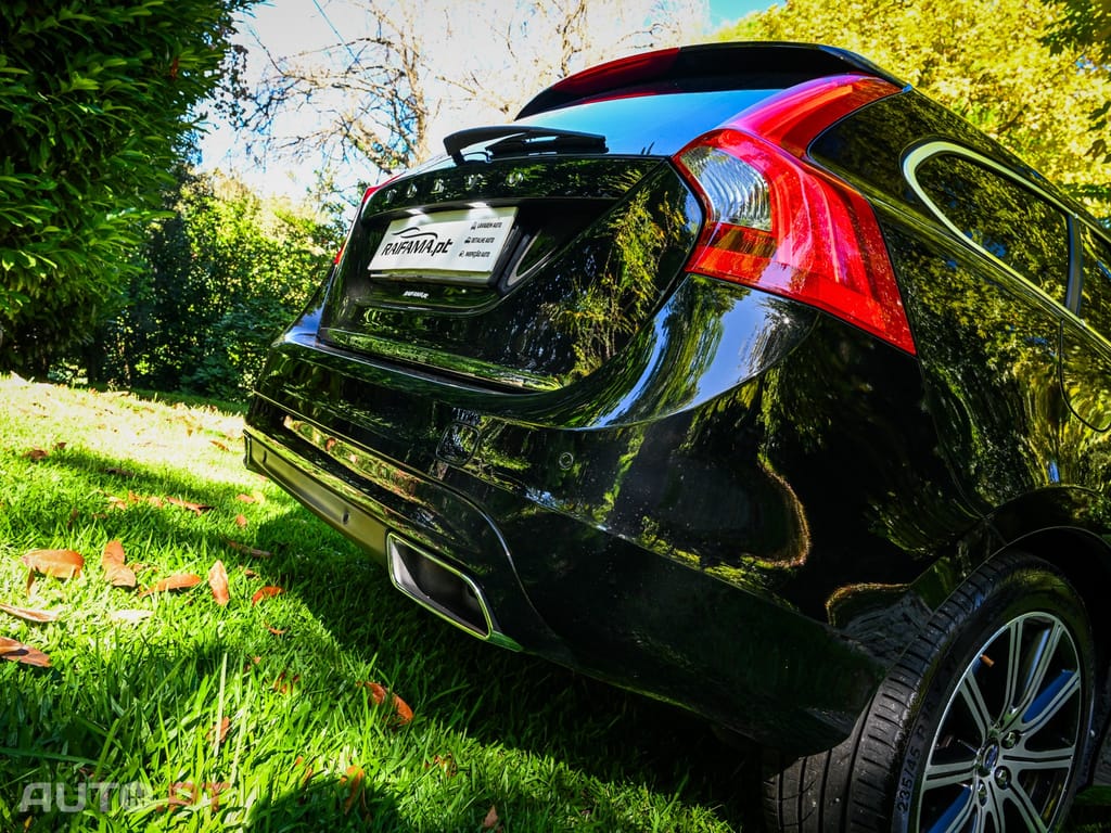 Volvo V60 2.4 D6 R-Design Momentum AWD Phev