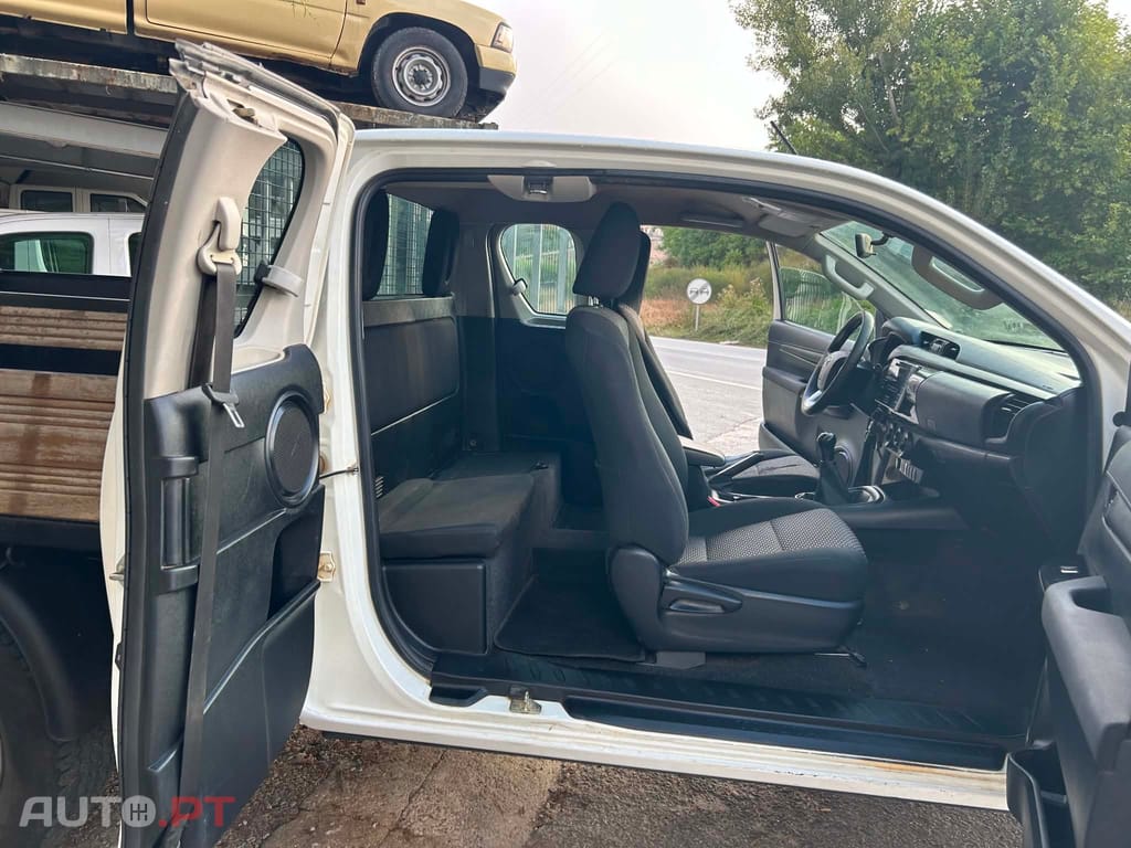 Toyota Hilux X-Cab 4x4 2.4D-4D 150cv