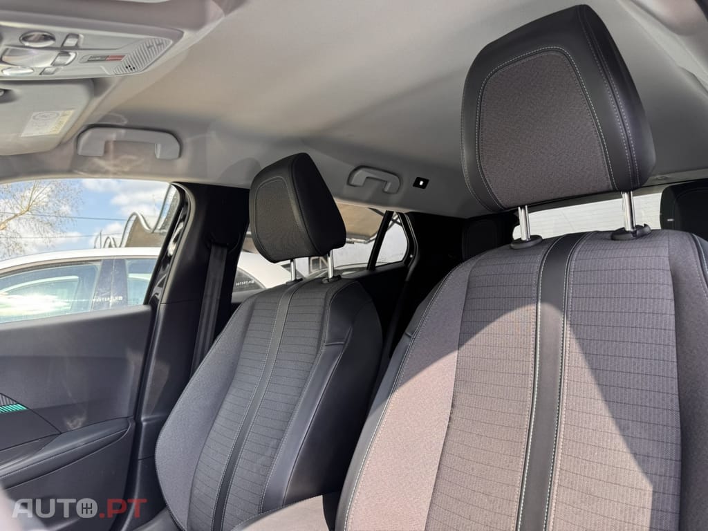 Peugeot E-2008 50 kWh Active Pack