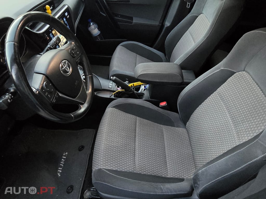 Toyota Auris Touring Sports 1.8HSD SQUARE COLLECTION