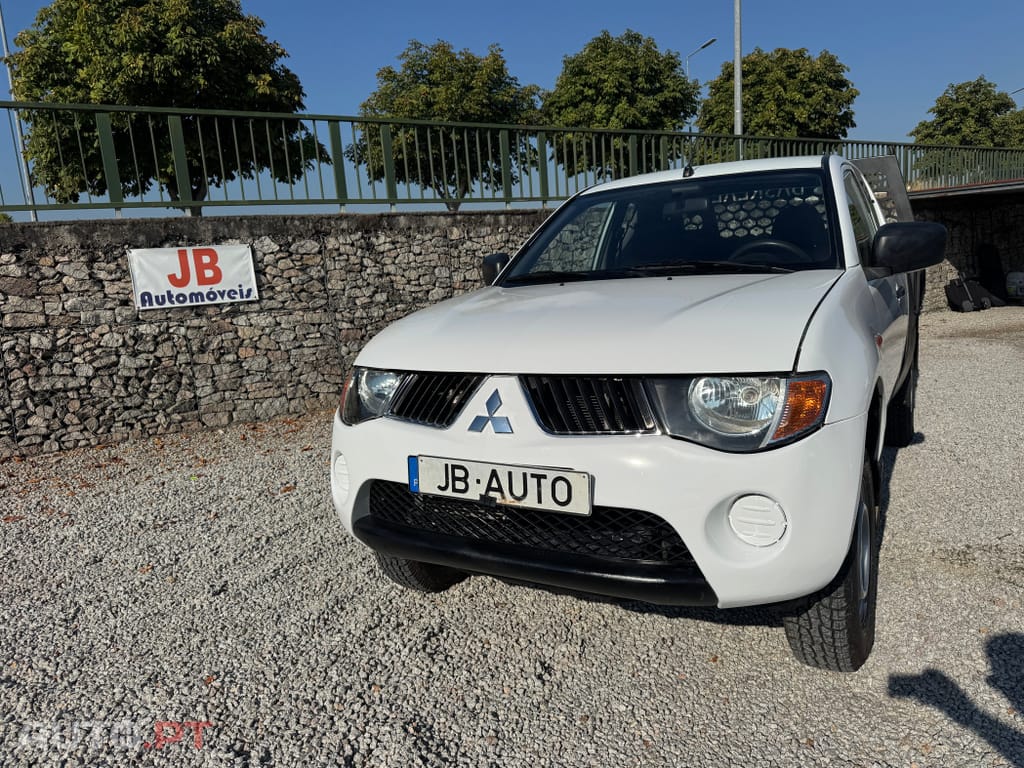 Mitsubishi L200 2.5 DI-D Club Invite AC 3L 4WD