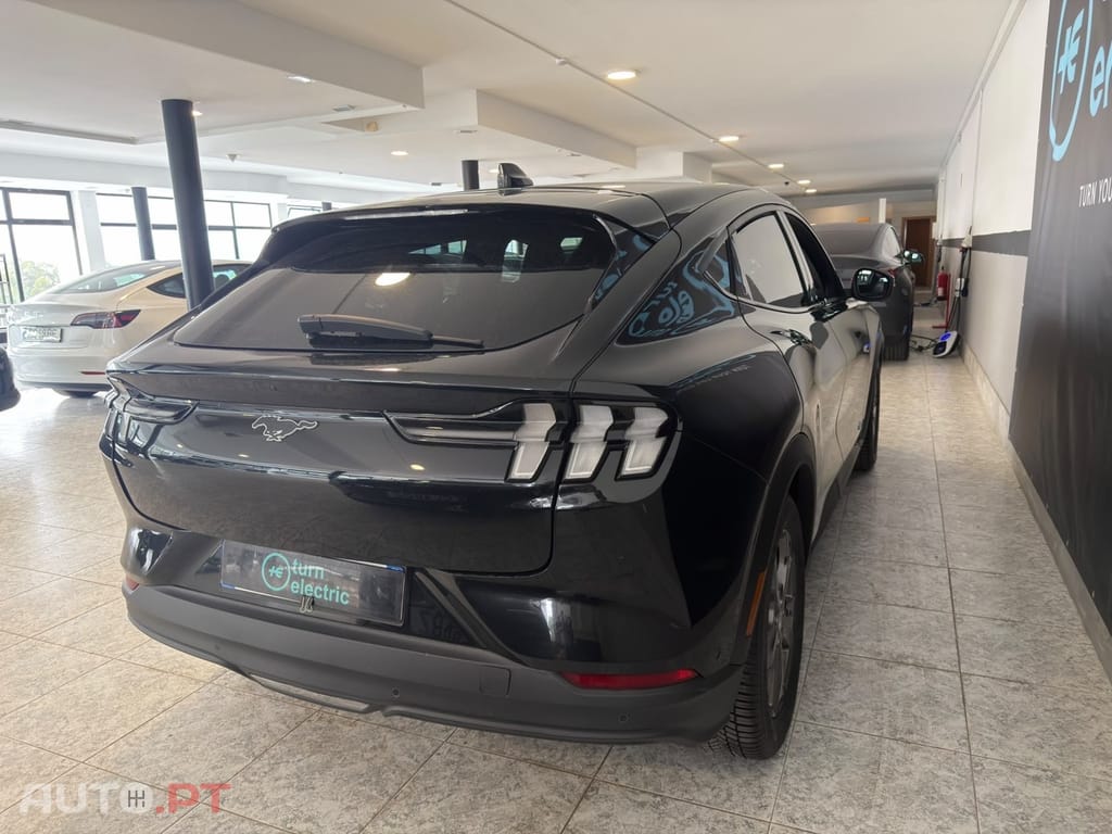 Ford Mustang Mach-E 75.7 kWh Base