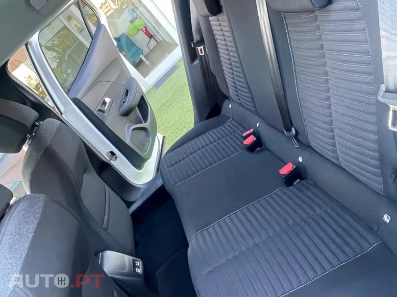 Peugeot E-2008 50 kWh Style