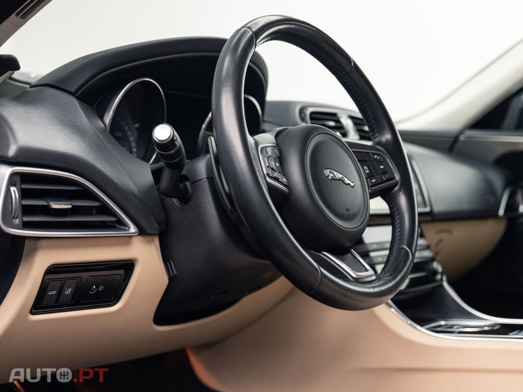 Jaguar XE 2.0 D Prestige Aut.