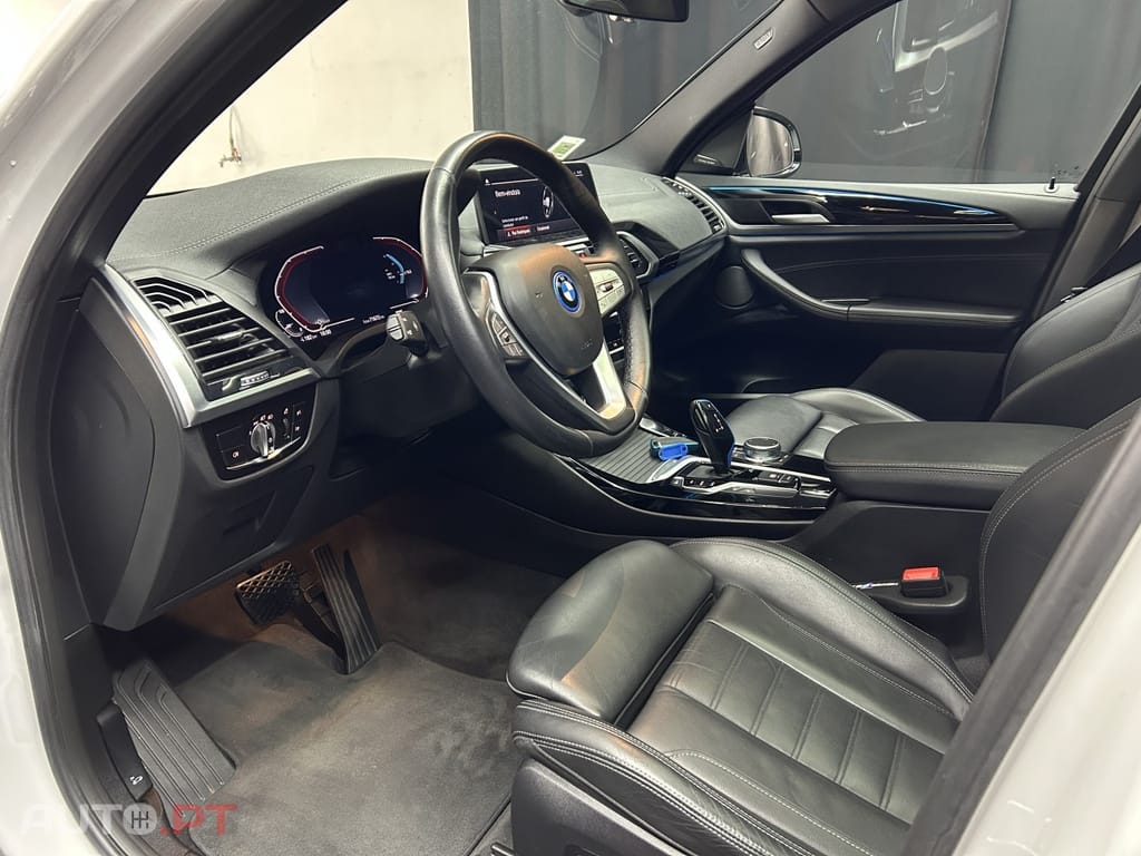 BMW iX3 Impressive Dark Shadow