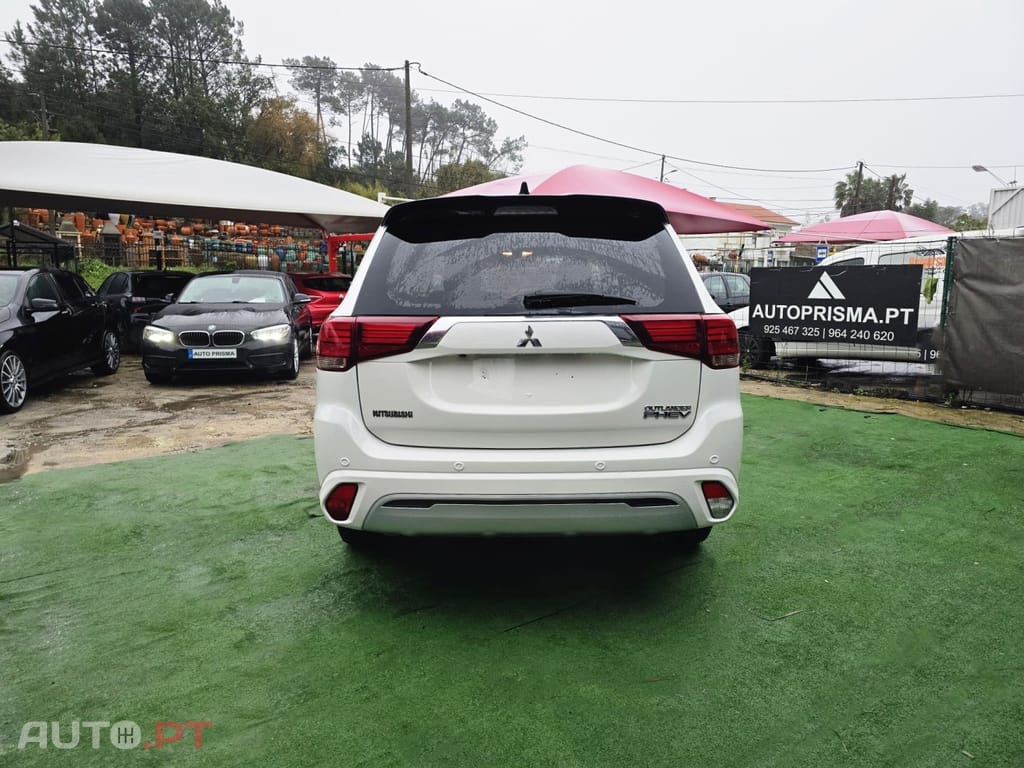Mitsubishi Outlander 2.4L PHEV TWIN MOTOR 4WD INVITE