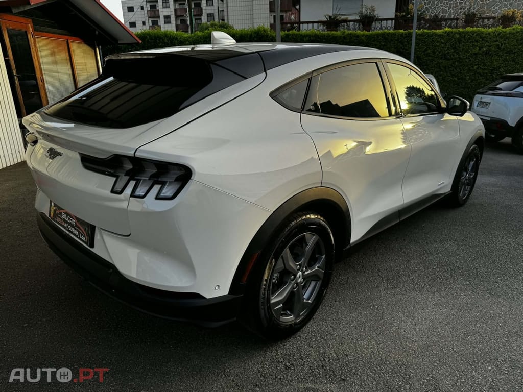 Ford Mustang Mach-E 75.7 kWh Base