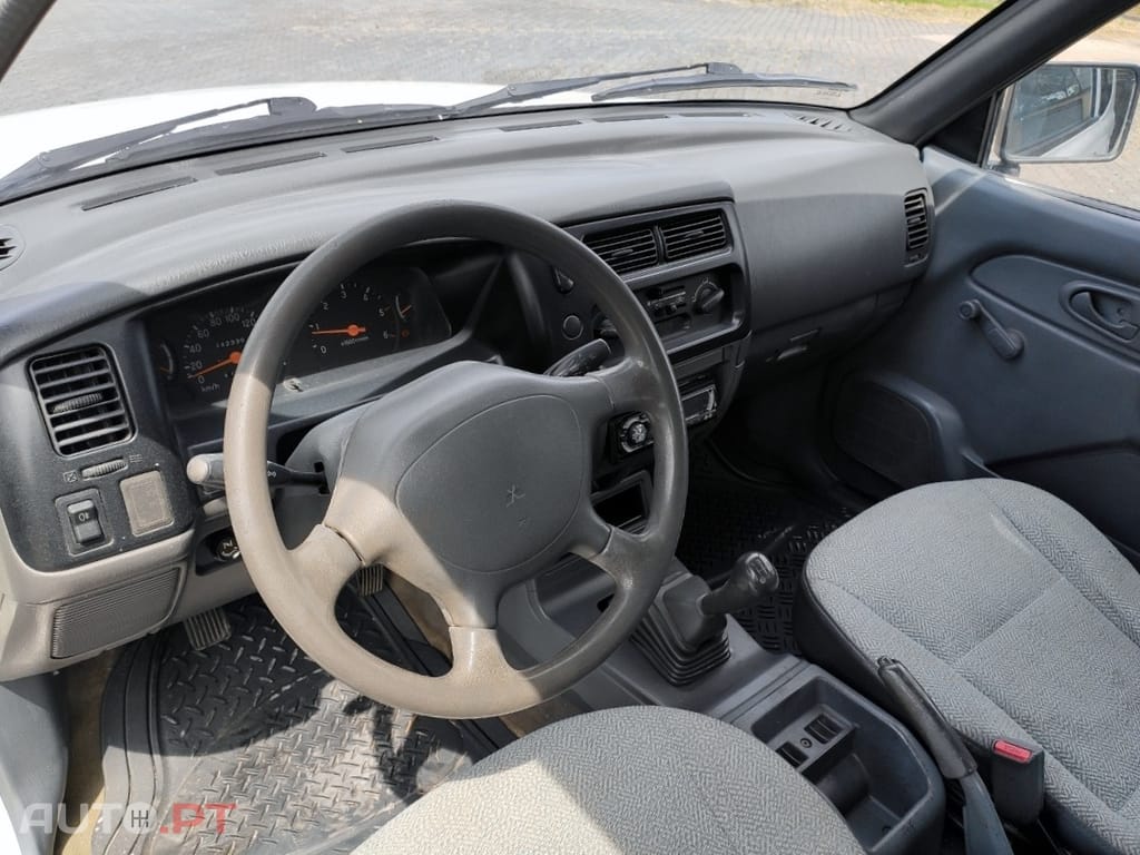 Mitsubishi L200 2.5D 4 LUGARES