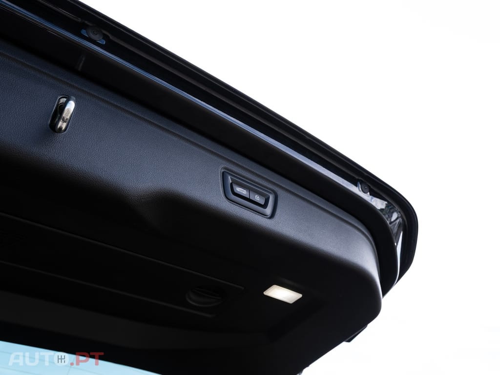 BMW 320 e Pack Desportivo M Auto — fotografia 12