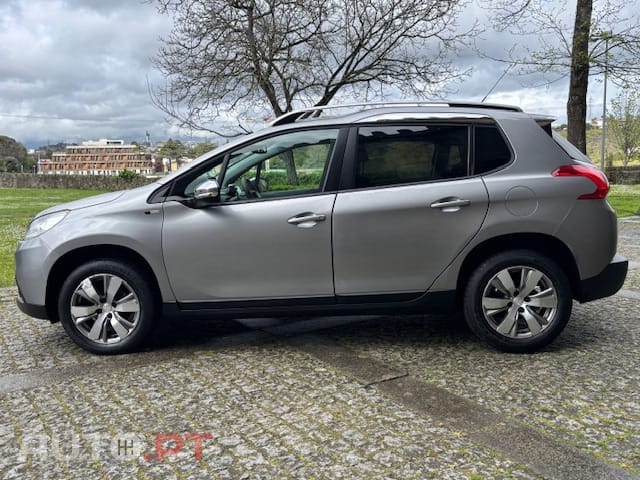 Peugeot 2008 1.2 PURETECH STYLE