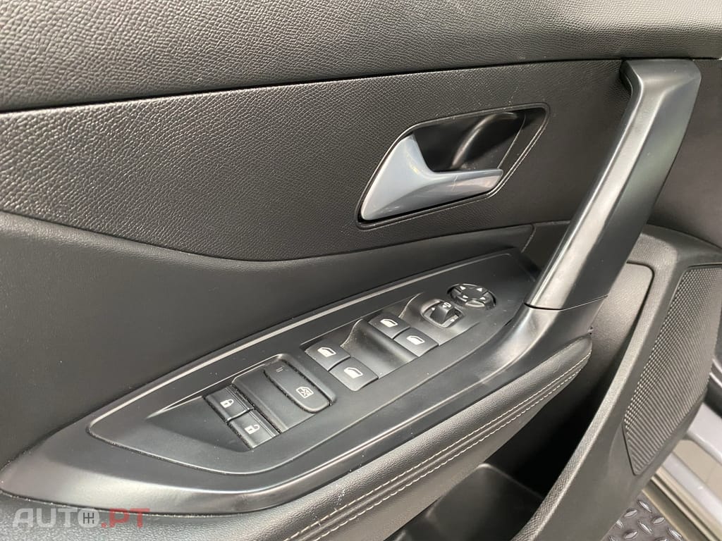 Peugeot 408 1.2 PureTech Allure EAT8