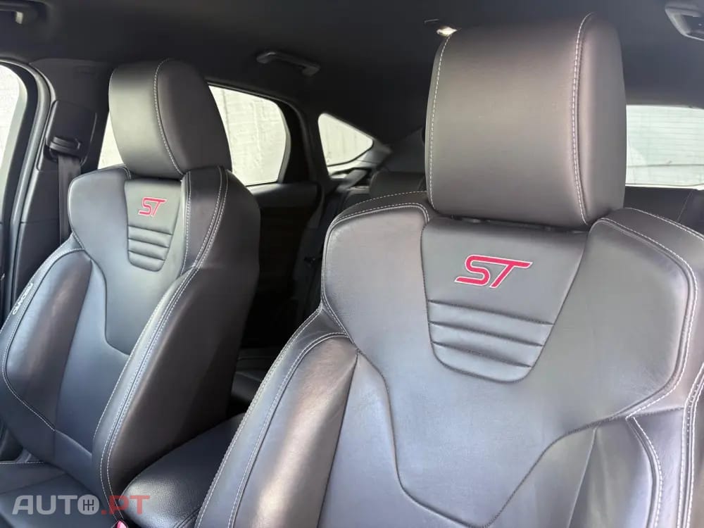 Ford Focus 2.0 EcoBoost ST c/ Pack Pele Desportiva