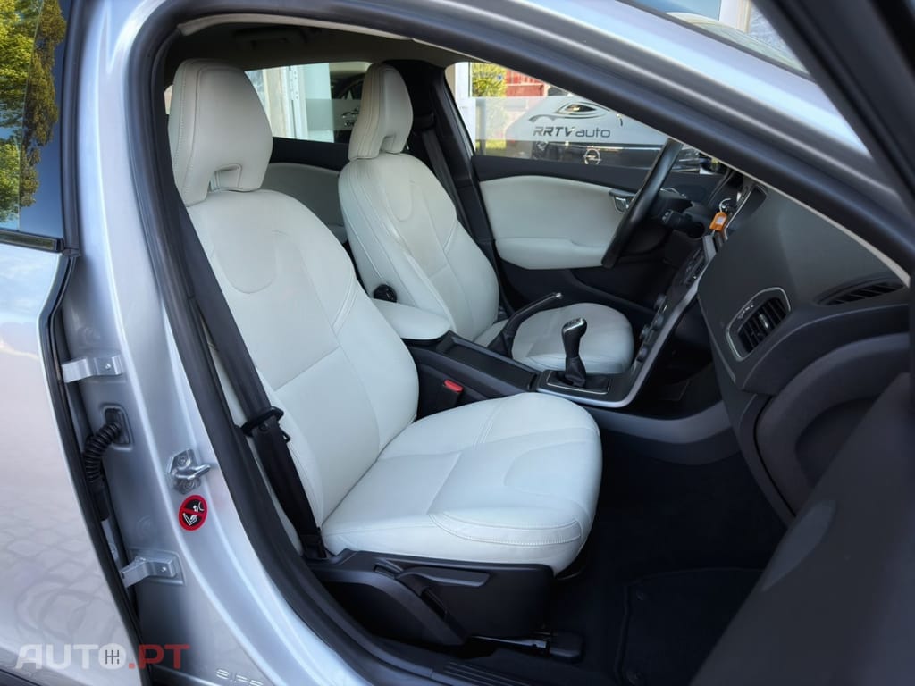 Volvo V40 Cross Country 1.6 D2 Momentum
