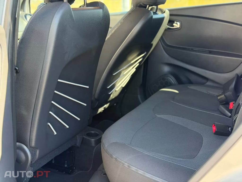 Renault Captur TCe 120 EDC Dynamique — fotografia 13