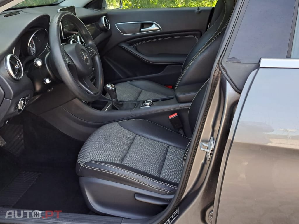 Mercedes-Benz CLA 180 BlueEFFICIENCY) Urban