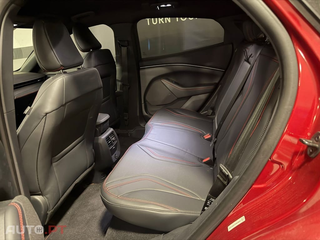 Ford Mustang Mach-E Alargada