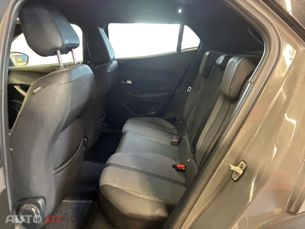 Peugeot 2008 1.2 PureTech Allure EAT8