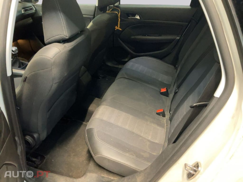 Peugeot 308 SW 1.2 Puretech Allure — fotografia 8