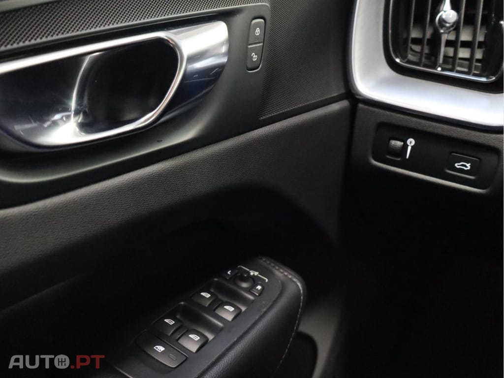 Volvo XC60 2.0 B4  Momentum Plus 