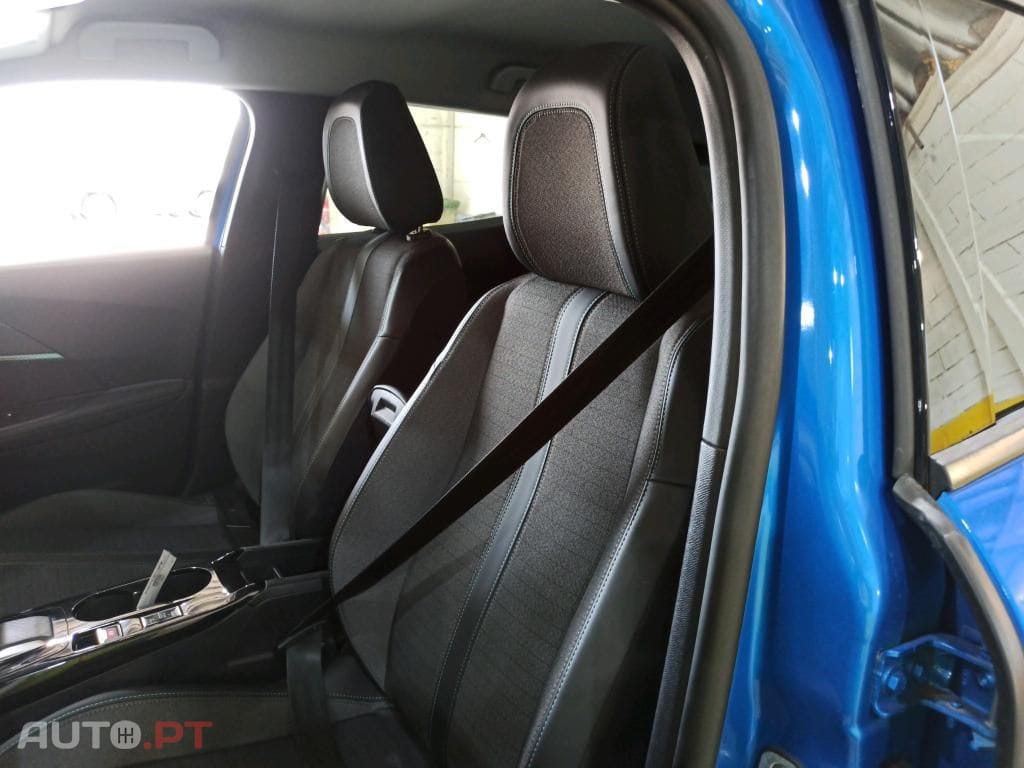 Peugeot E-2008 50 kWh Allure Pack