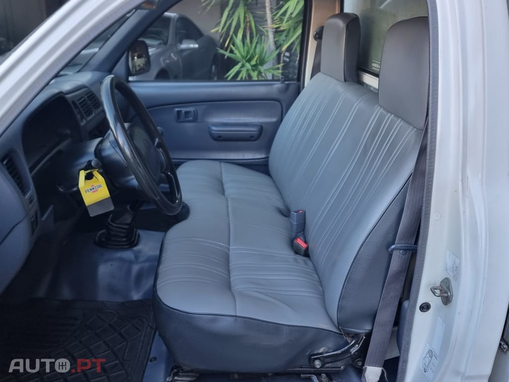 Toyota Hilux 2.4 D LN145LM Cx Met.